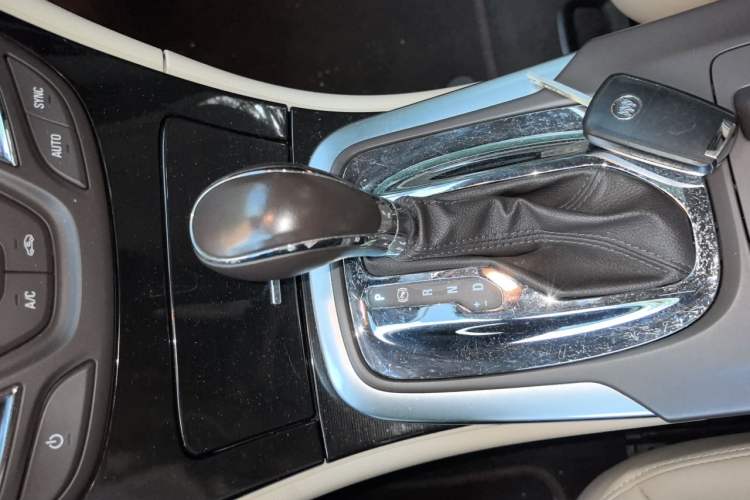 Used Buick Regal 2014 2.0L Elite Fashion Edition Gear Lever