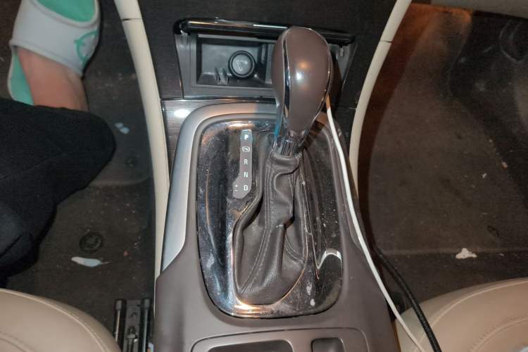 Used Buick Regal 2014 2.0L Elite Fashion Edition Gear Lever