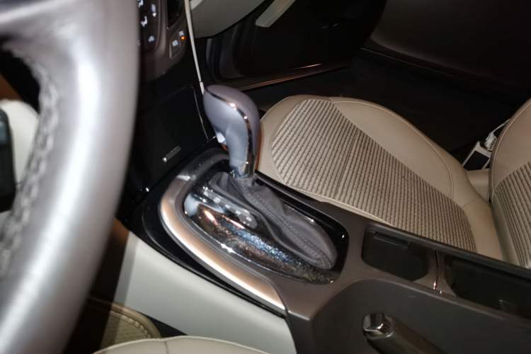 Used Buick Regal 2014 2.0L Leading Fashion Edition Gear Lever