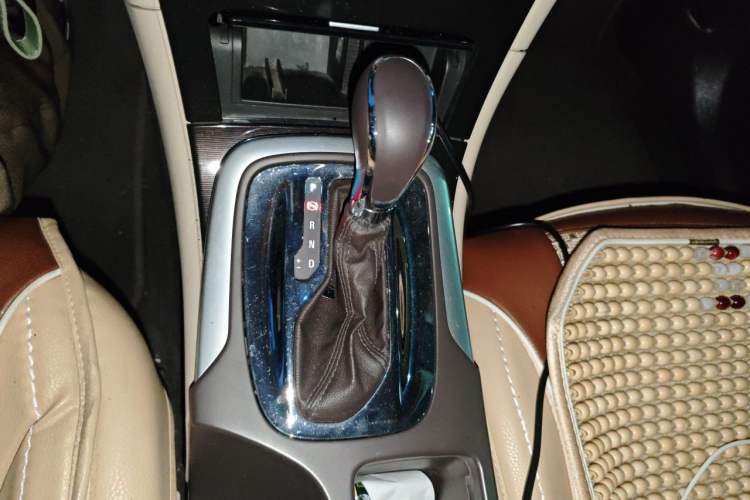 Used Buick Regal 2014 2.0L Leading Fashion Edition Gear Lever