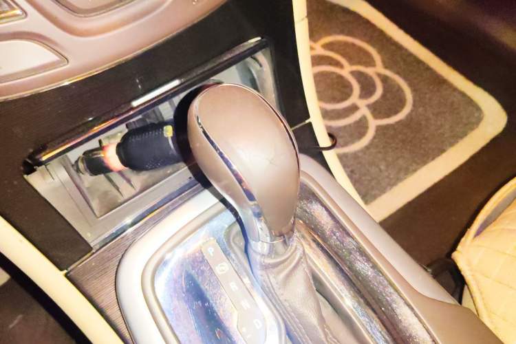 Used Buick Regal 2014 2.0L Leading Fashion Edition Gear Lever