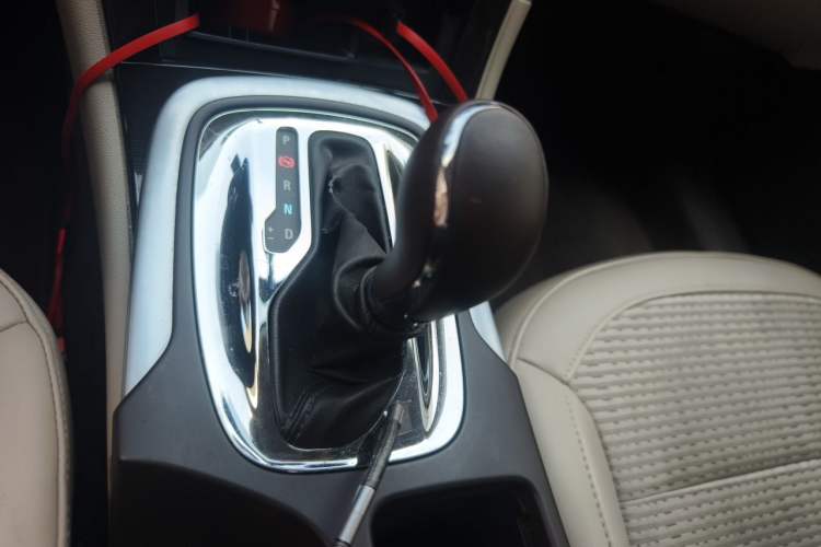 Used Buick Regal 2014 2.0L Leading Fashion Edition Gear Lever