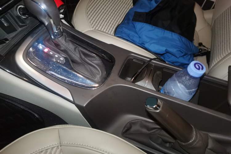 Used Buick Regal 2014 2.0L Leading Fashion Edition Gear Lever