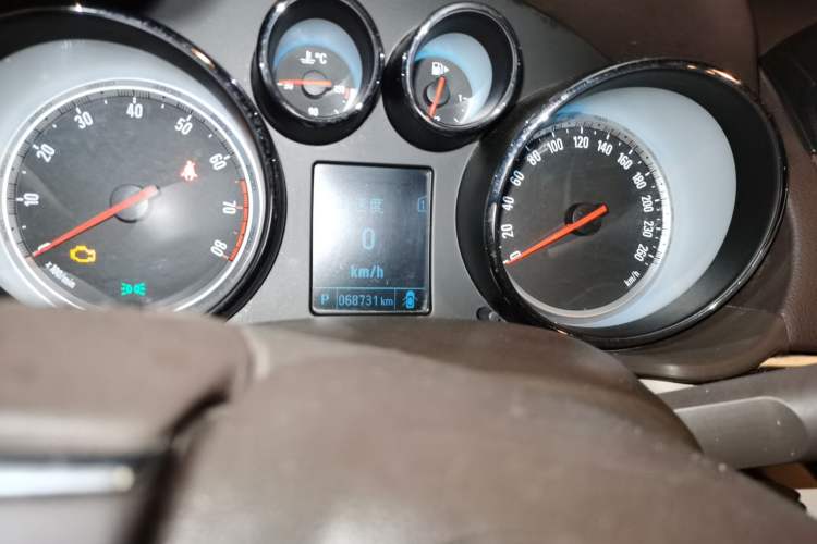 Used Buick Regal 2014 2.0L Leading Fashion Edition Odometer Close Up
