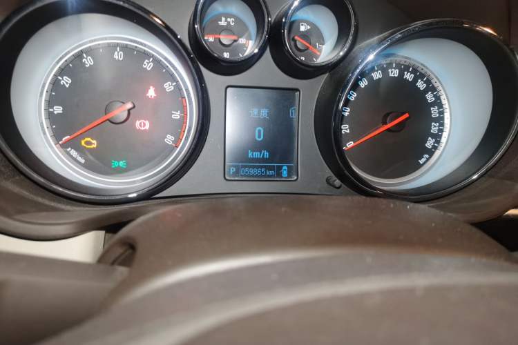 Used Buick Regal 2014 2.0L Leading Fashion Edition Odometer Close Up