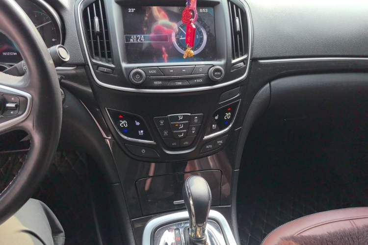 Used Buick Regal 2014 2.4L SIDI Luxury Fashion Edition Audio And AC Panel