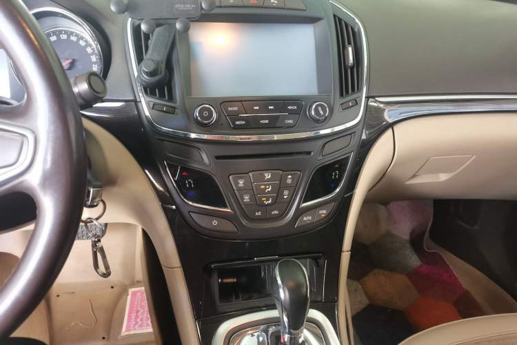 Used Buick Regal 2014 2.0L Leading Fashion Edition Audio And AC Panel