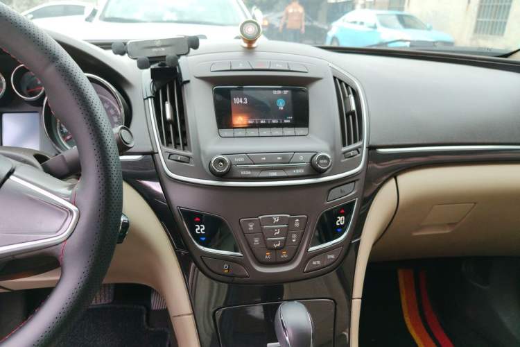 Used Buick Regal 2014 2.0L Leading Fashion Edition Audio And AC Panel