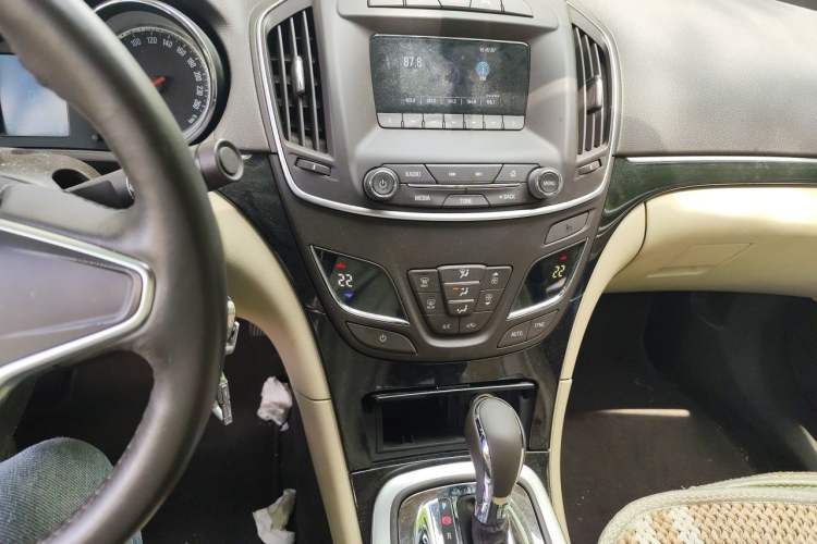 Used Buick Regal 2014 2.0L Leading Fashion Edition Audio And AC Panel