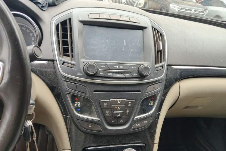 Used Buick Regal 2014 2.0L Leading Fashion Edition Audio And AC Panel
