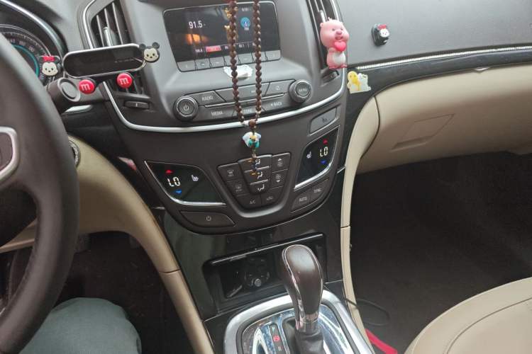 Used Buick Regal 2014 2.0L Elite Fashion Edition Audio And AC Panel