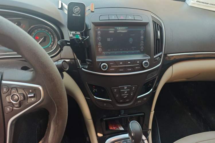 Used Buick Regal 2014 2.0L Elite Fashion Edition Audio And AC Panel