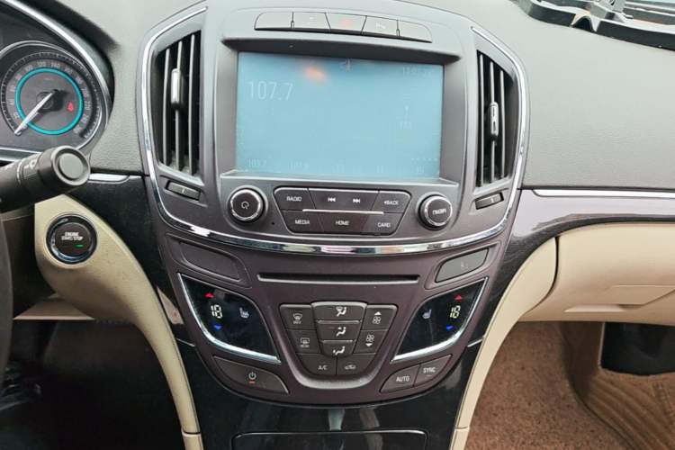 Used Buick Regal 2014 2.0L Elite Fashion Edition Audio And AC Panel