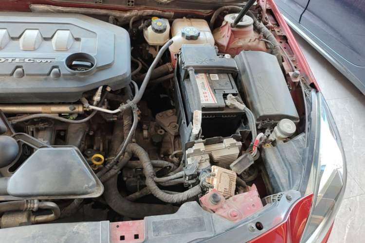 Used Buick Regal 2014 2.0L Elite Fashion Edition Engine Bay Left