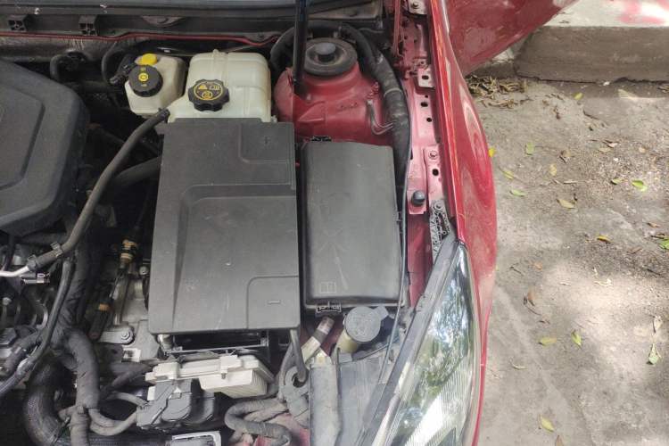 Used Buick Regal 2014 2.0L Elite Fashion Edition Engine Bay Left