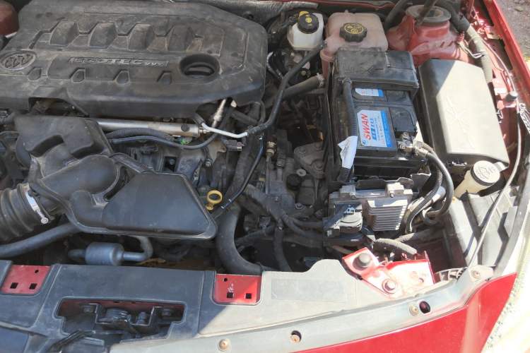 Used Buick Regal 2014 2.0L Elite Fashion Edition Engine Bay Left