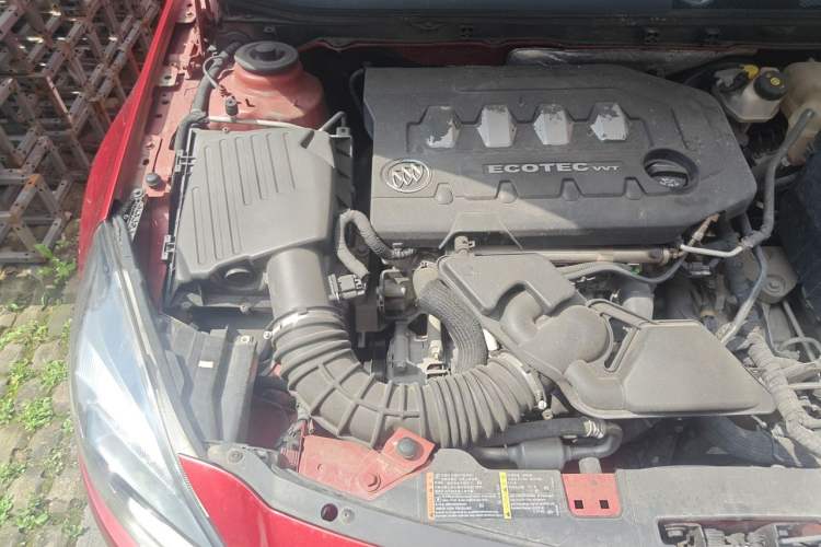 Used Buick Regal 2014 2.0L Elite Fashion Edition Engine Bay Right