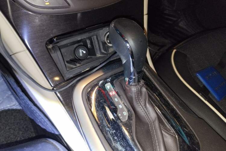 Used Buick Regal 2014 2.0L Leading Fashion Edition Gear Lever