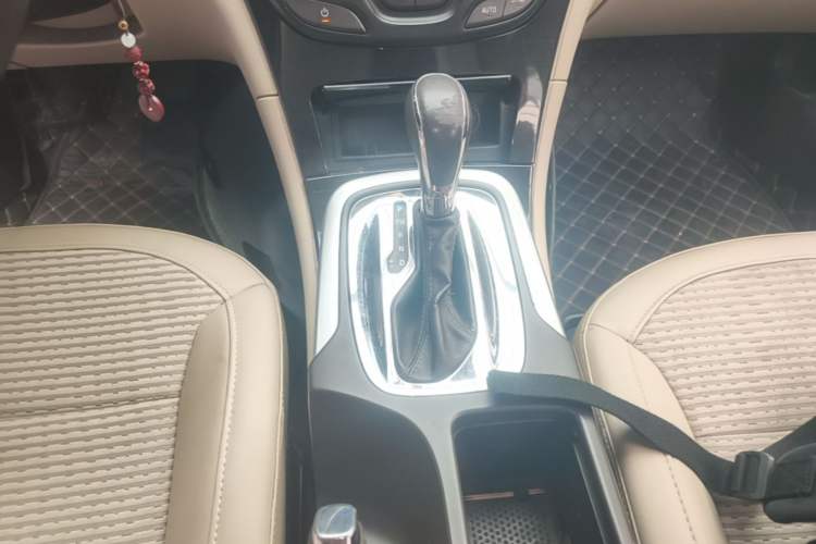 Used Buick Regal 2014 2.0L Leading Fashion Edition Gear Lever