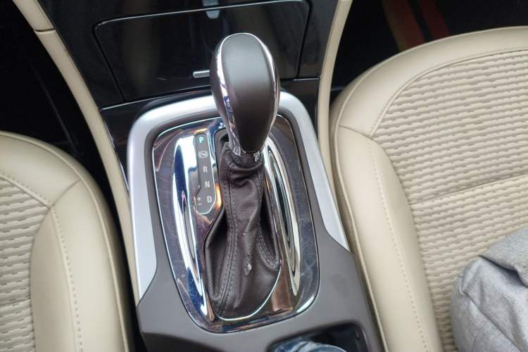 Used Buick Regal 2014 2.0L Leading Fashion Edition Gear Lever