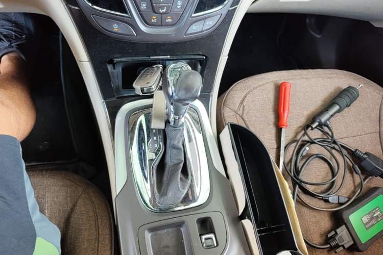 Used Buick Regal 2014 2.0L Elite Fashion Edition Gear Lever