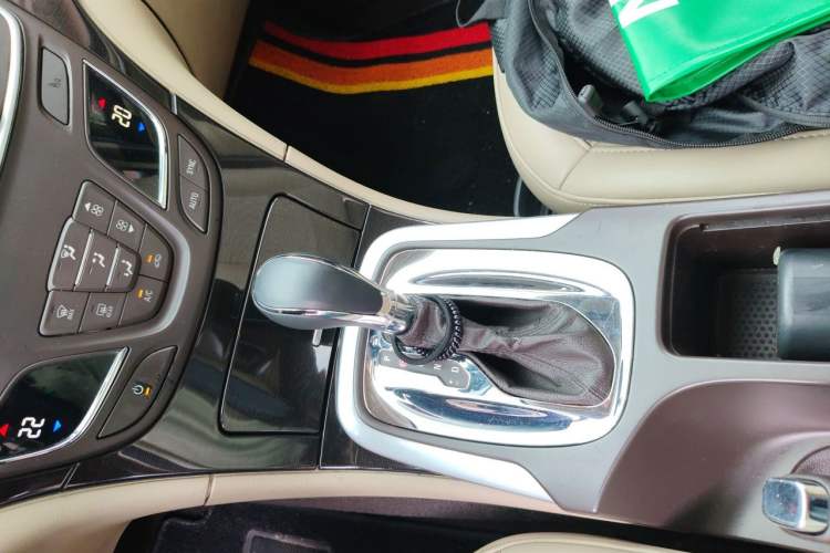 Used Buick Regal 2014 2.0L Leading Fashion Edition Gear Lever