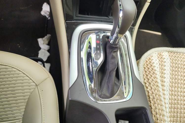 Used Buick Regal 2014 2.0L Leading Fashion Edition Gear Lever