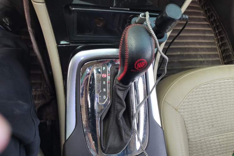 Used Buick Regal 2014 2.0L Leading Fashion Edition Gear Lever
