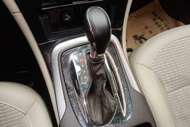 Used Buick Regal 2014 2.0L Leading Fashion Edition Gear Lever
