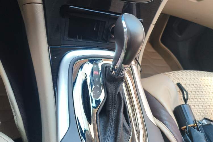 Used Buick Regal 2014 2.0L Leading Fashion Edition Gear Lever
