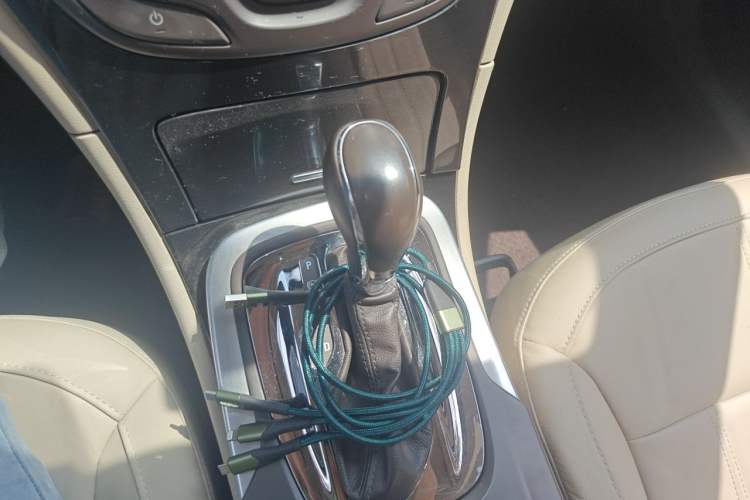 Used Buick Regal 2014 2.0L Elite Fashion Edition Gear Lever