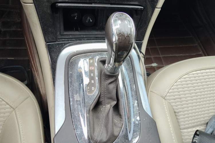 Used Buick Regal 2014 2.0L Leading Fashion Edition Gear Lever