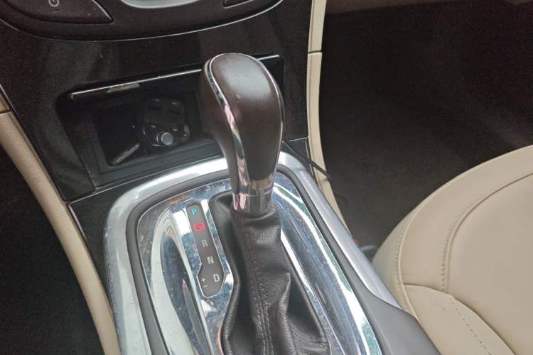 Used Buick Regal 2014 2.0L Elite Fashion Edition Gear Lever