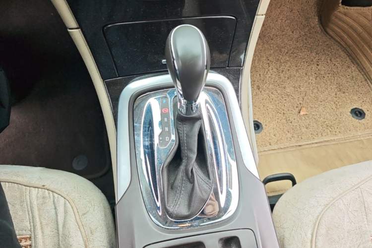 Used Buick Regal 2014 2.0L Elite Fashion Edition Gear Lever