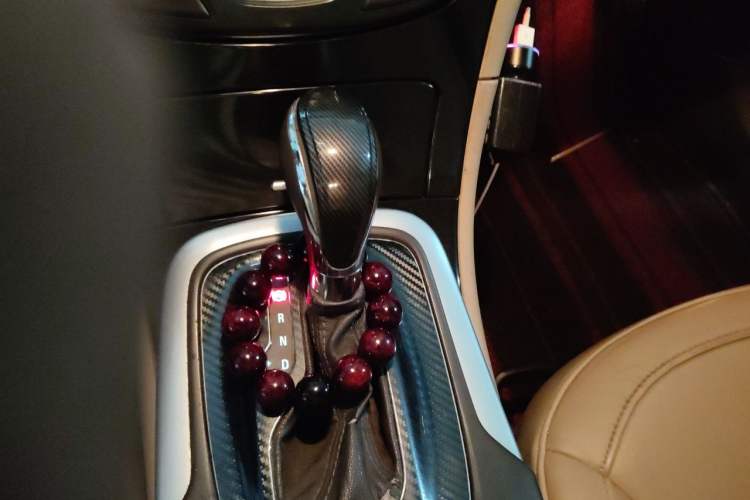 Used Buick Regal 2014 2.0L Elite Fashion Edition Gear Lever