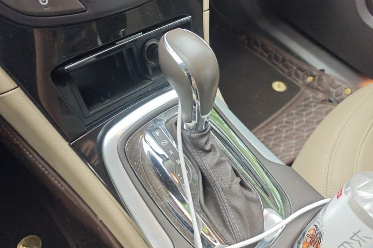 Used Buick Regal 2014 2.0L Leading Fashion Edition Gear Lever