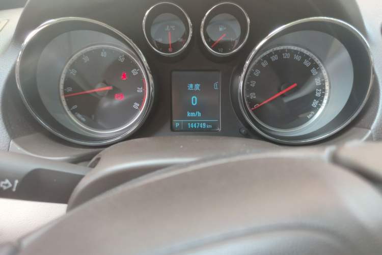 Used Buick Regal 2014 2.0L Leading Fashion Edition Odometer Close Up