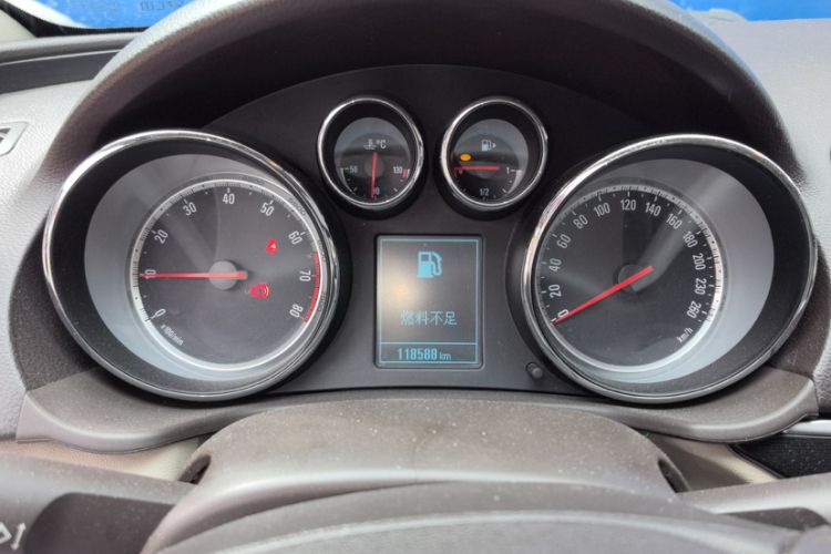 Used Buick Regal 2014 2.0L Leading Fashion Edition Odometer Close Up