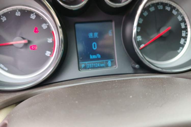 Used Buick Regal 2014 2.0L Leading Fashion Edition Odometer Close Up
