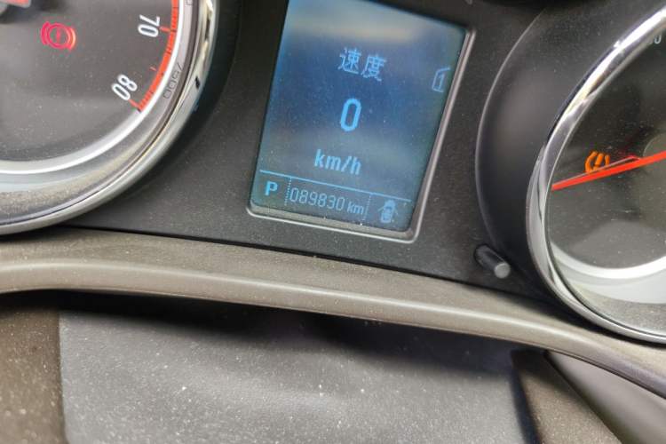 Used Buick Regal 2014 2.0L Leading Fashion Edition Odometer Close Up
