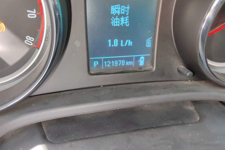 Used Buick Regal 2014 1.6T Fashionable Tech Edition Odometer Close Up