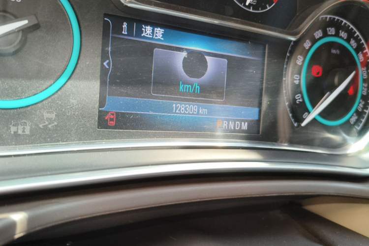 Used Buick Regal 2014 2.0L Elite Fashion Edition Odometer Close Up