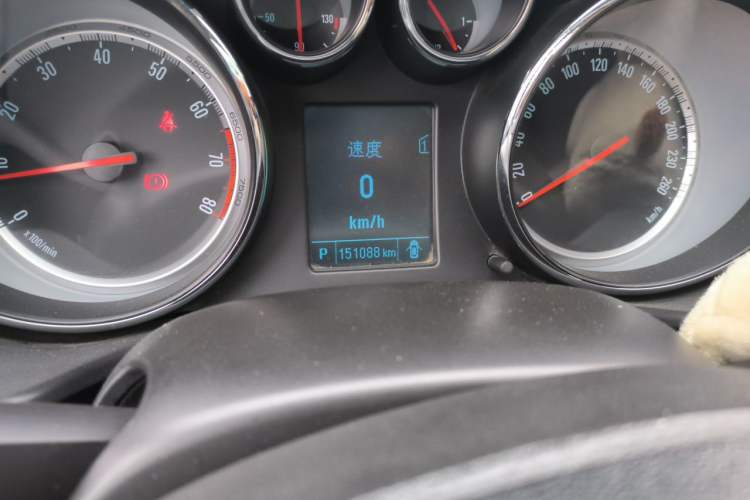 Used Buick Regal 2014 1.6T Fashionable Tech Edition Odometer Close Up