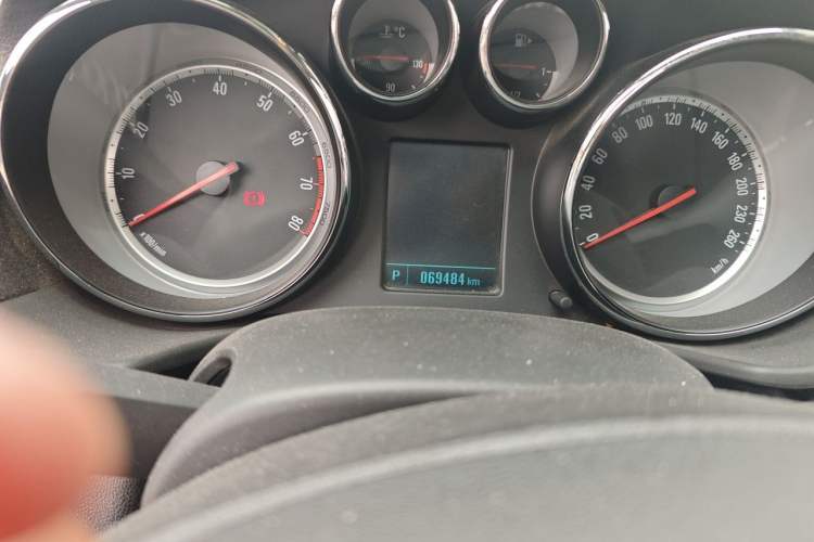 Used Buick Regal 2014 1.6T Fashionable Tech Edition Odometer Close Up