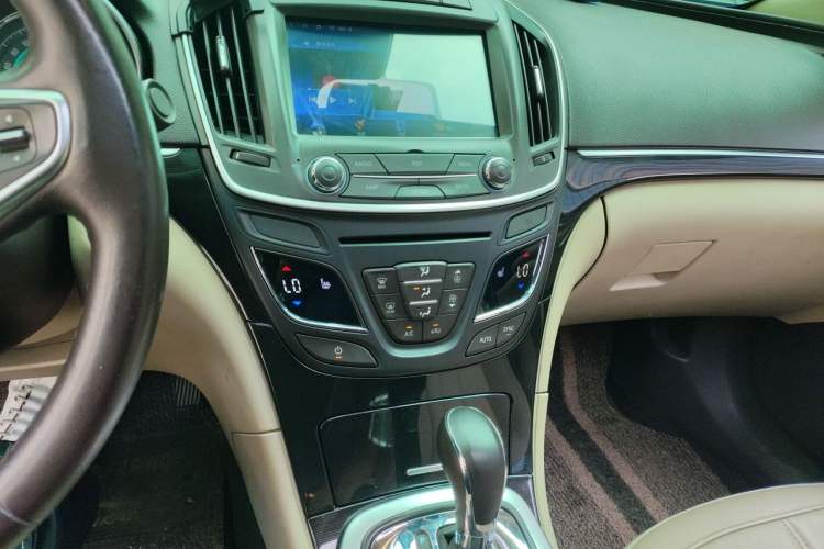 Used Buick Regal 2014 2.4L SIDI Elite Fashion Edition Audio And AC Panel