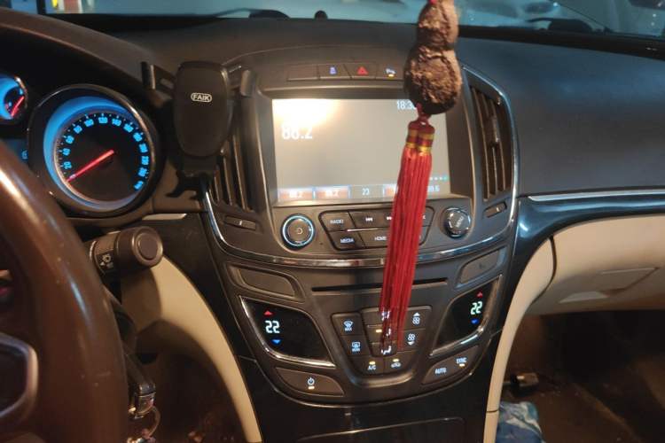 Used Buick Regal 2014 2.0L Leading Fashion Edition Audio And AC Panel