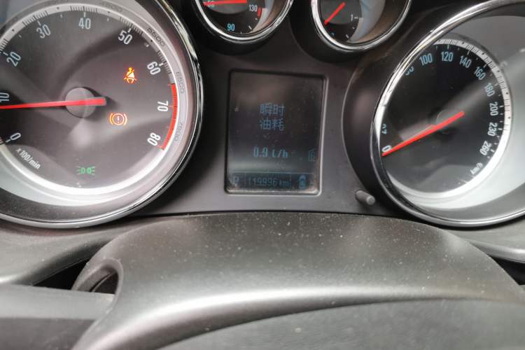 Used Buick Regal 2014 1.6T Fashionable Tech Edition Odometer Close Up