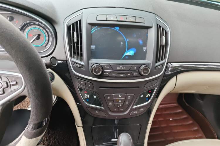 Used Buick Regal 2014 2.0L Elite Fashion Edition Audio And AC Panel