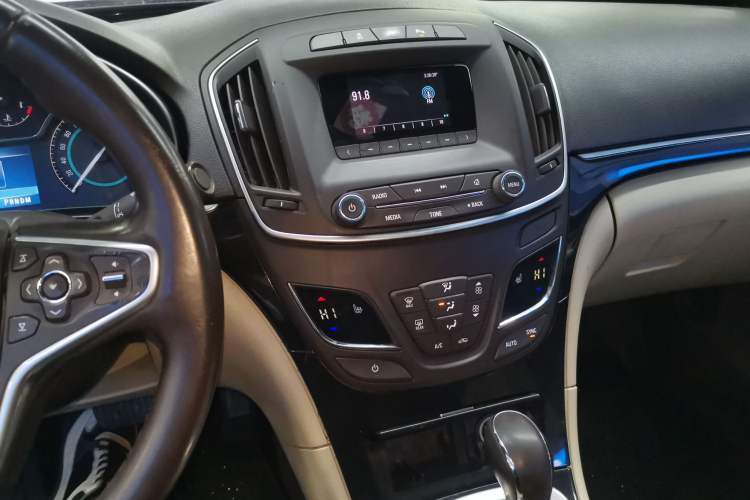 Used Buick Regal 2014 2.0L Elite Fashion Edition Audio And AC Panel
