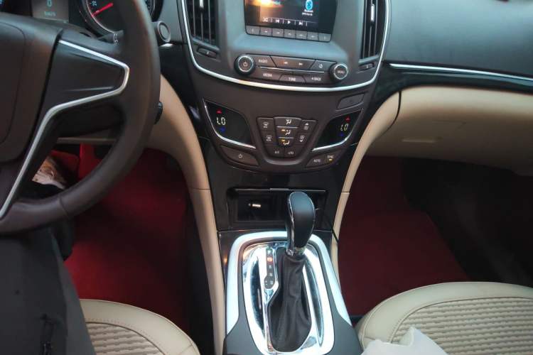 Used Buick Regal 2014 2.0L Leading Fashion Edition Audio And AC Panel